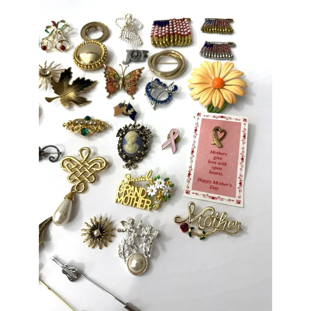 Vintage 42pc Costume Jewelry Lot Brooches Pins Rhinestone Gold & Silver Tone